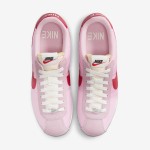 Nike Cortez TXT Medium Soft Pink HF9994-600 Nike Cortez TXT Medium Soft Pink HF9994-600 鮮やかなピンクと赤のアクセントが特徴のスニーカー
