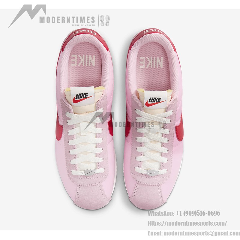 Nike Cortez TXT Medium Soft Pink HF9994-600 Nike Cortez TXT Medium Soft Pink HF9994-600 鮮やかなピンクと赤のアクセントが特徴のスニーカー
