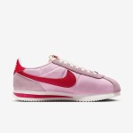 Nike Cortez TXT Medium Soft Pink HF9994-600 Nike Cortez TXT Medium Soft Pink HF9994-600 鮮やかなピンクと赤のアクセントが特徴のスニーカー