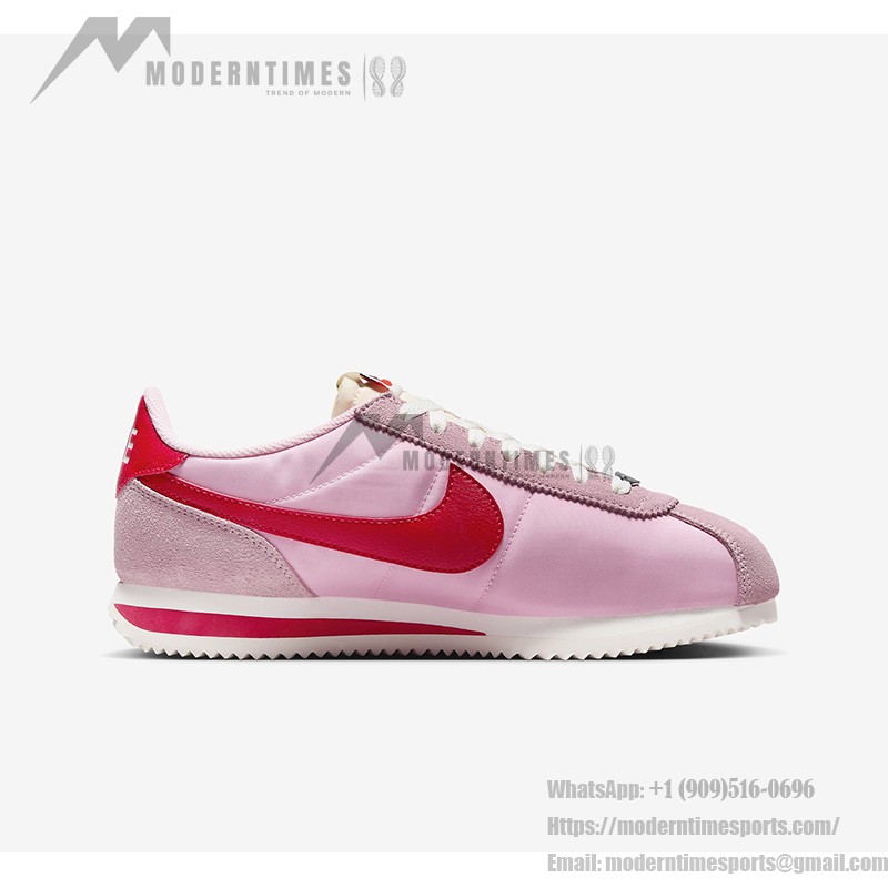 Nike Cortez TXT Medium Soft Pink HF9994-600 Nike Cortez TXT Medium Soft Pink HF9994-600 鮮やかなピンクと赤のアクセントが特徴のスニーカー