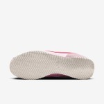 Nike Cortez TXT Medium Soft Pink HF9994-600 Nike Cortez TXT Medium Soft Pink HF9994-600 鮮やかなピンクと赤のアクセントが特徴のスニーカー