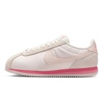 Nike Cortez Textile Light Soft Pink HF6410-666 Nike Cortez Textile Light Soft Pink HF6410-666 - レトロインスパイアのピンクスニーカー