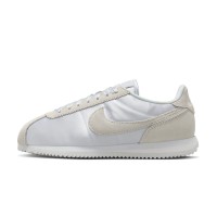 Nike Cortez Pure Platinum Tint FV5420-001 - 時代を超えたエレガンスを纏ったシルバートーンスニーカー
