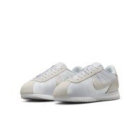 Nike Cortez Pure Platinum Tint FV5420-001 - 時代を超えたエレガンスを纏ったシルバートーンスニーカー