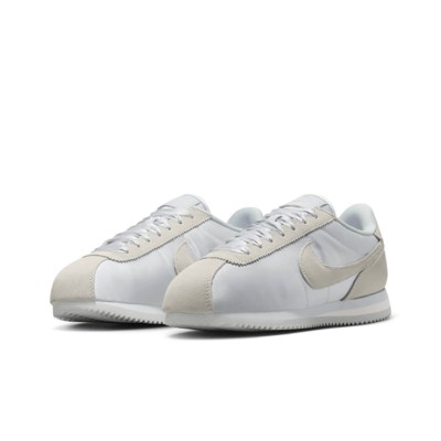 Nike Cortez Pure Platinum Tint FV5420-001 - 時代を超えたエレガンスを纏ったシルバートーンスニーカー