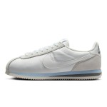 Nike Cortez Summit White Grey HF6410-101 Nike Cortez Summit White Grey HF6410-101 - エレガントなホワイトスニーカー(グレーとブルーの控えめなディテール付き)