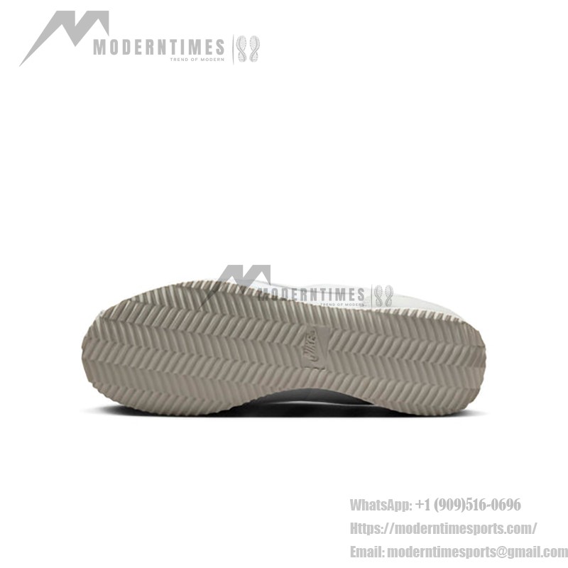 Nike Cortez Summit White Grey HF6410-101 Nike Cortez Summit White Grey HF6410-101 - エレガントなホワイトスニーカー(グレーとブルーの控えめなディテール付き)