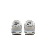 Nike Cortez Summit White Grey HF6410-101 Nike Cortez Summit White Grey HF6410-101 - エレガントなホワイトスニーカー(グレーとブルーの控えめなディテール付き)