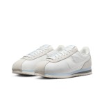 Nike Cortez Summit White Grey HF6410-101 Nike Cortez Summit White Grey HF6410-101 - エレガントなホワイトスニーカー(グレーとブルーの控えめなディテール付き)