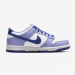 Nike Dunk Low GS “Blueberry” DZ4456-100 - スタイリッシュな子供用スニーカー Nike Dunk Low GS “Blueberry” DZ4456-100 - 子供用の青&白のロートップスニーカー