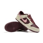 Nike Dunk Low "Night Maroon & Medium Soft Pink" DR9705-100 スタイリッシュなスニーカー Nike Dunk Low "Night Maroon & Medium Soft Pink" DR9705-100 側面ビュー