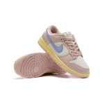 Nike Dunk Low "Pink Oxford" DD1503-601 スタイリッシュなピンクスニーカー Nike Dunk Low "Pink Oxford" DD1503-601 パステルピンクスニーカーのサイドビュー