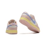 Nike Dunk Low "Pink Oxford" DD1503-601 スタイリッシュなピンクスニーカー Nike Dunk Low "Pink Oxford" DD1503-601 パステルピンクスニーカーのサイドビュー