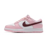 Nike Dunk Low Pro (GS) CW1590-601 ピンク & ホワイト スニーカー ダークレッド スウッシュ付き - サイドビュー Nike Dunk Low Pro (GS) CW1590-601 ピンク & ホワイト スニーカー ダークレッド スウッシュ付き