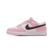 Nike Dunk Low Pro (GS) CW1590-601 ピンク & ホワイト スニーカー ダークレッド スウッシュ付き | 毎日快適なクラシックスタイル