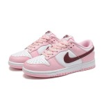 Nike Dunk Low Pro (GS) CW1590-601 ピンク & ホワイト スニーカー ダークレッド スウッシュ付き - サイドビュー Nike Dunk Low Pro (GS) CW1590-601 ピンク & ホワイト スニーカー ダークレッド スウッシュ付き