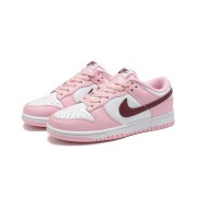 Nike Dunk Low Pro (GS) CW1590-601 ピンク & ホワイト スニーカー ダークレッド スウッシュ付き | 毎日快適なクラシックスタイル