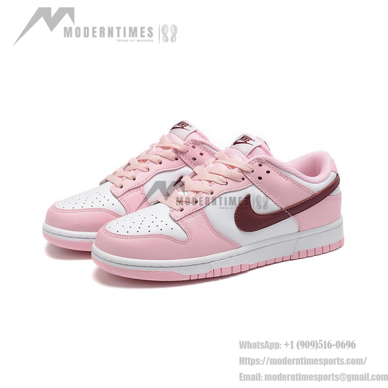 Nike Dunk Low Pro (GS) CW1590-601 ピンク & ホワイト スニーカー ダークレッド スウッシュ付き - サイドビュー Nike Dunk Low Pro (GS) CW1590-601 ピンク & ホワイト スニーカー ダークレッド スウッシュ付き
