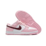 Nike Dunk Low Pro (GS) CW1590-601 ピンク & ホワイト スニーカー ダークレッド スウッシュ付き - サイドビュー Nike Dunk Low Pro (GS) CW1590-601 ピンク & ホワイト スニーカー ダークレッド スウッシュ付き