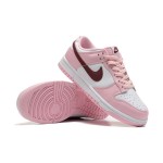 Nike Dunk Low Pro (GS) CW1590-601 ピンク & ホワイト スニーカー ダークレッド スウッシュ付き - サイドビュー Nike Dunk Low Pro (GS) CW1590-601 ピンク & ホワイト スニーカー ダークレッド スウッシュ付き