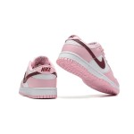Nike Dunk Low Pro (GS) CW1590-601 ピンク & ホワイト スニーカー ダークレッド スウッシュ付き - サイドビュー Nike Dunk Low Pro (GS) CW1590-601 ピンク & ホワイト スニーカー ダークレッド スウッシュ付き
