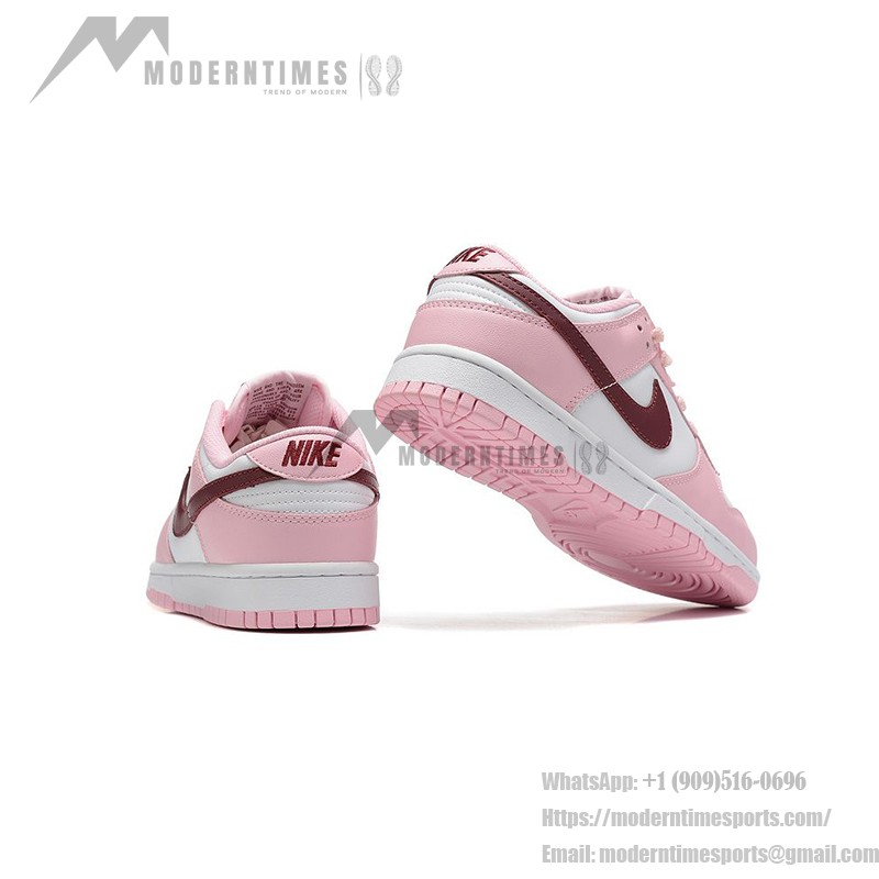 Nike Dunk Low Pro (GS) CW1590-601 ピンク & ホワイト スニーカー ダークレッド スウッシュ付き - サイドビュー Nike Dunk Low Pro (GS) CW1590-601 ピンク & ホワイト スニーカー ダークレッド スウッシュ付き