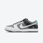 Nike SB Dunk Low ‘Camcorder’ CV1659-001 – プレミアムスケートシューズ、レトロデザインと耐久性のある快適さ Nike SB Dunk Low ‘Camcorder’ CV1659-001 – ブラックとグレーのレトロ風スケートシューズ