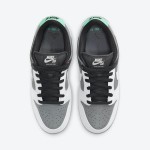 Nike SB Dunk Low ‘Camcorder’ CV1659-001 – プレミアムスケートシューズ、レトロデザインと耐久性のある快適さ Nike SB Dunk Low ‘Camcorder’ CV1659-001 – ブラックとグレーのレトロ風スケートシューズ