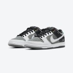 Nike SB Dunk Low ‘Camcorder’ CV1659-001 – プレミアムスケートシューズ、レトロデザインと耐久性のある快適さ Nike SB Dunk Low ‘Camcorder’ CV1659-001 – ブラックとグレーのレトロ風スケートシューズ