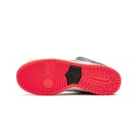 Nike SB Dunk Low "Infrared" CD2563-004 スケートシューズ – グレー&レッドのレトロスタイル Nike SB Dunk Low "Infrared" CD2563-004 スケートシューズ – レトログレー&レッドカラー