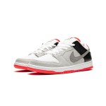Nike SB Dunk Low "Infrared" CD2563-004 スケートシューズ – グレー&レッドのレトロスタイル Nike SB Dunk Low "Infrared" CD2563-004 スケートシューズ – レトログレー&レッドカラー