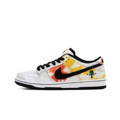 Nike SB Dunk Low “Raygun Tie-Dye” スケートシューズ BQ6832-101 - 大胆なタイダイデザイン、パフォーマンスとストリートウェアに最適な耐久性と快適さ