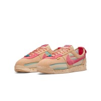 Nike Union LA x Cortez SP Sesame DR1413-200 - サステナブル素材を使用した独特なアーストーンスニーカーと鮮やかなピンクのアクセント