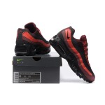 Nike Air Max 95 Essential 749766-600 レッド&ブラック スニーカー Nike Air Max 95 Essential 749766-600 レッド&ブラック スニーカー 側面図