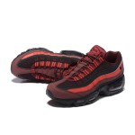 Nike Air Max 95 Essential 749766-600 レッド&ブラック スニーカー Nike Air Max 95 Essential 749766-600 レッド&ブラック スニーカー 側面図
