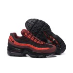 Nike Air Max 95 Essential 749766-600 レッド&ブラック スニーカー Nike Air Max 95 Essential 749766-600 レッド&ブラック スニーカー 側面図