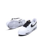 PEACEMINUSONE x Nike Air Force 1 Low 'Para-Noise' - 芸術的なコラボスニーカー PEACEMINUSONE x Nike Air Force 1 Low 'Para-Noise' DD3223-100 - グラフィティデザインを取り入れた白いレザースニーカー