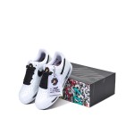 PEACEMINUSONE x Nike Air Force 1 Low 'Para-Noise' - 芸術的なコラボスニーカー PEACEMINUSONE x Nike Air Force 1 Low 'Para-Noise' DD3223-100 - グラフィティデザインを取り入れた白いレザースニーカー