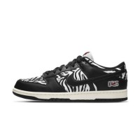 Quartersnacks x Nike SB Dunk Low DM3510-001 – 限定版スケートシューズ | プレミアム素材、Zoom Airクッショニング、アイコニックなスケートカルチャーデザイン