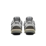 Sacai x Nike Cortez 4.0 Iron Grey - Zoom Air搭載のユニークなグレースニーカー Sacai x Nike Cortez 4.0 Iron Grey DQ0581-001 - レイヤードデザインとZoom Air搭載のモダングレーのスニーカー