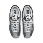 Sacai x Nike Cortez 4.0 Iron Grey - Zoom Air搭載のユニークなグレースニーカー Sacai x Nike Cortez 4.0 Iron Grey DQ0581-001 - レイヤードデザインとZoom Air搭載のモダングレーのスニーカー