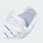 アディダス サンバ OG シューズ IE0877 - ブルーストライプとレトロソール付きホワイトレザースニーカー アディダス サンバ OG シューズ IE0877 - ライトブルーストライプ付きクラシックホワイトレザースニーカー