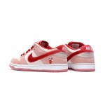 StrangeLove × Nike SB ダンクロー「バレンタインデー」CT2552-800 限定版スケートシューズ StrangeLove × Nike SB ダンクロー「バレンタインデー」CT2552-800 - 限定版スケートシューズ ピンクスエードとハート刺繍付き