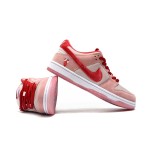 StrangeLove × Nike SB ダンクロー「バレンタインデー」CT2552-800 限定版スケートシューズ StrangeLove × Nike SB ダンクロー「バレンタインデー」CT2552-800 - 限定版スケートシューズ ピンクスエードとハート刺繍付き
