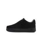 Stüssy x ナイキ エア フォース 1 ロー "Black Hemp" - プレミアムブラックスニーカー Stüssy x ナイキ エア フォース 1 ロー "Black Hemp" CZ9084-001 ブラックヘンプ素材と刺繍ディテールのスニーカー