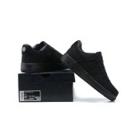 Stüssy x ナイキ エア フォース 1 ロー "Black Hemp" - プレミアムブラックスニーカー Stüssy x ナイキ エア フォース 1 ロー "Black Hemp" CZ9084-001 ブラックヘンプ素材と刺繍ディテールのスニーカー