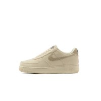 Stüssy x Nike Air Force 1 Low CZ9084-200 - プレミアムヘンプアッパーとサステイナブルなスタイルが特徴のフォッシルストーンスニーカー