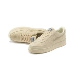Stüssy x Nike Air Force 1 Low CZ9084-200 - スタイリッシュなフォッシルストーンスニーカー Stüssy x Nike Air Force 1 Low CZ9084-200 - ヘンプアッパーを備えたフォッシルストーンスニーカー