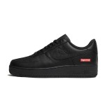 Supreme x Nike Air Force 1 Low CU9225-001 - 洗練されたブラックスニーカー Supreme x Nike Air Force 1 Low CU9225-001 - 赤いSupremeロゴが特徴のブラックレザースニーカー