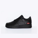 Supreme x Nike Air Force 1 Low CU9225-001 - 洗練されたブラックスニーカー Supreme x Nike Air Force 1 Low CU9225-001 - 赤いSupremeロゴが特徴のブラックレザースニーカー